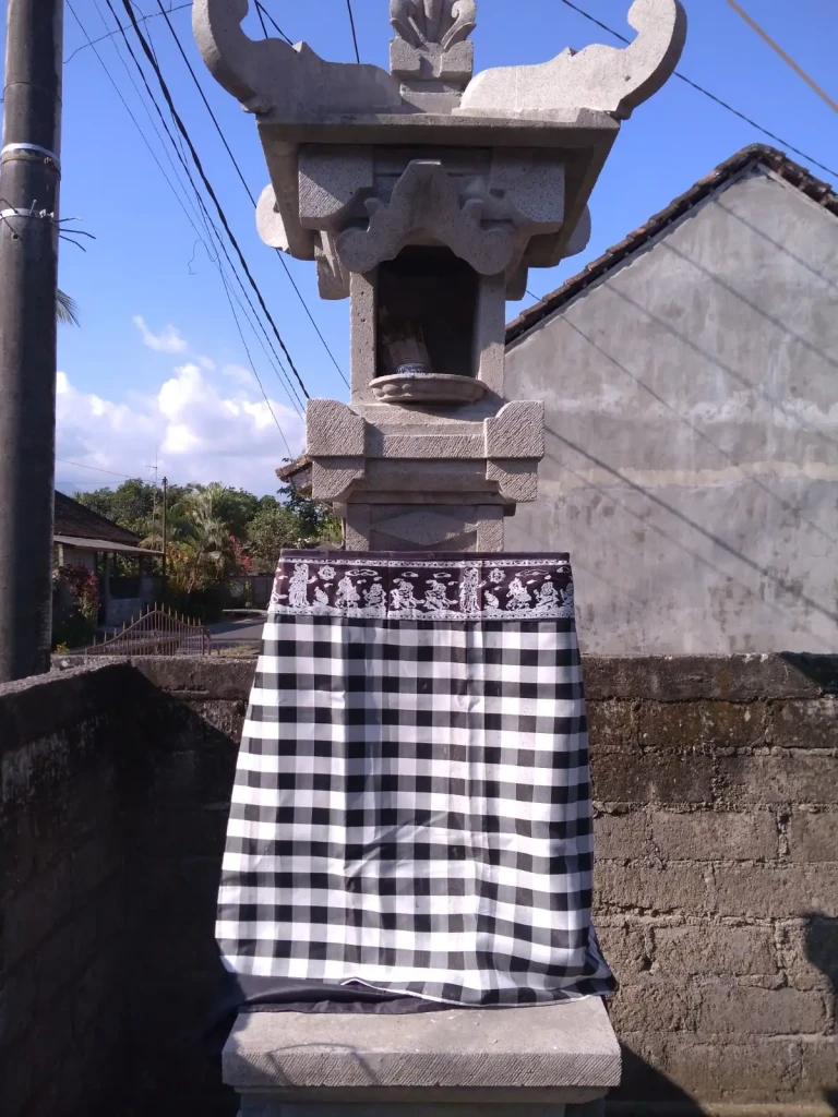 Ppenunggun karang atau tugun karang sering ditemukan di rumah masyarakat hindu Bali