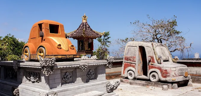 Ada Jimny dan VW Beetle di Tengah Area Pura Paluang