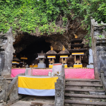 Menyatu dengan Sakralnya Pura Goa Lawah, Permenungan di Tengah Harmoni Laut dan Gunung