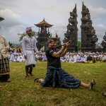 Dari Perang Jempana hingga Mekotek, Tradisi Ini Cuma Ada Saat Galungan dan Kuningan Saja