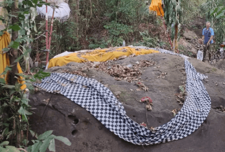 Menelisik Kesakralan Pelinggih Batu Kasur, Tempat Peraduan Ida Bhatara Dalem di Desa Selat