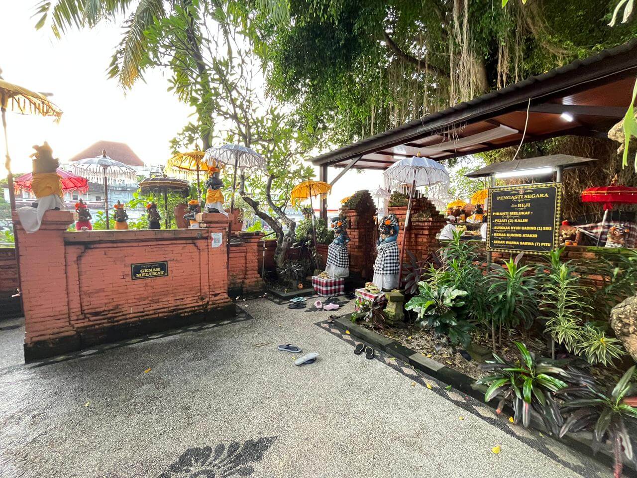 Penglukatan di Pura Dang Kahyangan Gria Anyar Tanah Kilap Upaya Menetralisir Aura Negatif