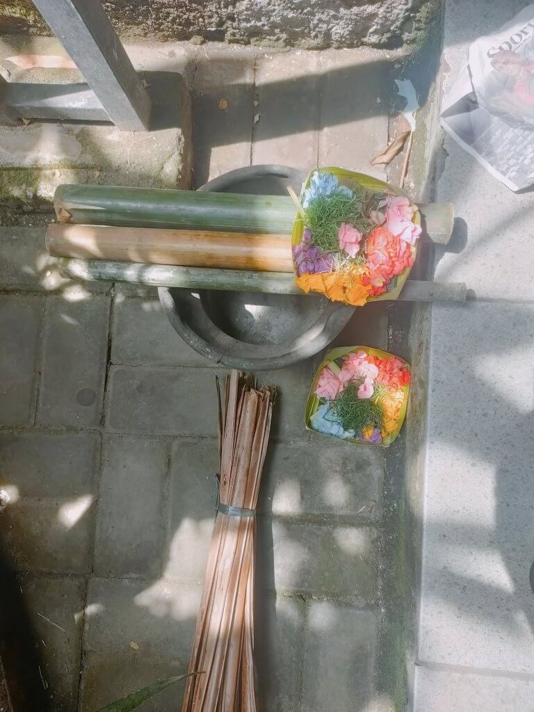 Salah satu unsur yang memegang peranan vital adalah api tetimpug, atau yang secara akrab dikenal oleh masyarakat lokal sebagai api timpug atau keplug-keplugan.